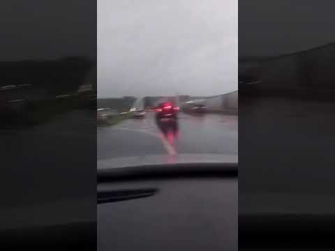 Óleo na pista provoca colisão entre veículos e deixa o trânsito lento entre Hidrolândia e Aparecida