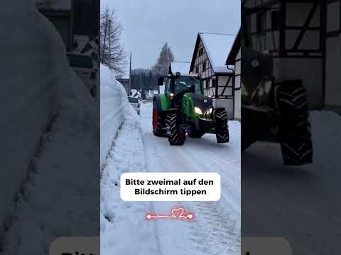 Traktor verliert Kontrolle im Schneesturm in Oberstdorf 🚜❄️  Tractor Loses Control in Heavy Snow