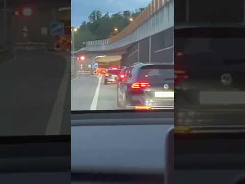 Tesla fahren, immer am Limit! 🤣