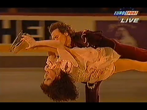 Beautiful girl does SPLITS when dancing on ice