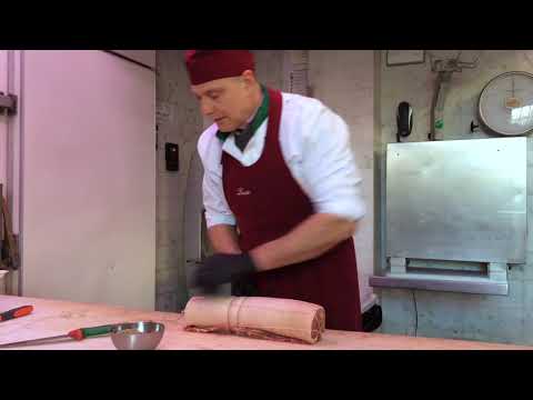 La preparazione della pancetta arrotolata