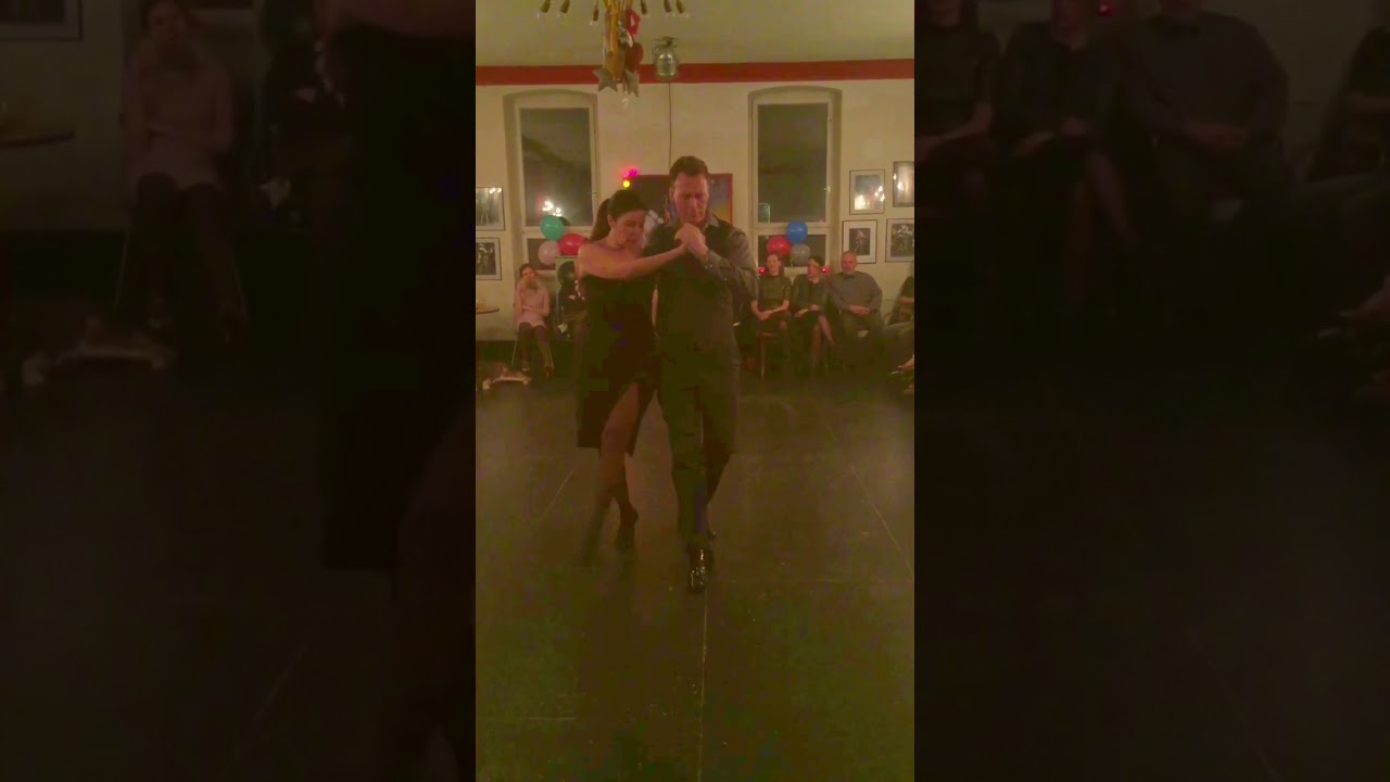 Kersten y Ruth bailan un tango „La Revancha“ de Osvaldo Pugliese