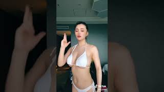 【おっぱい】胸チラ 水着が小さい？いやチチがはみ出し過ぎｗ  tiktok #Shorts