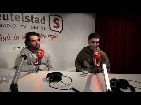 Hennie Kanbier (LAV) met spelers Voorschoten 97 (14 februari 2024)