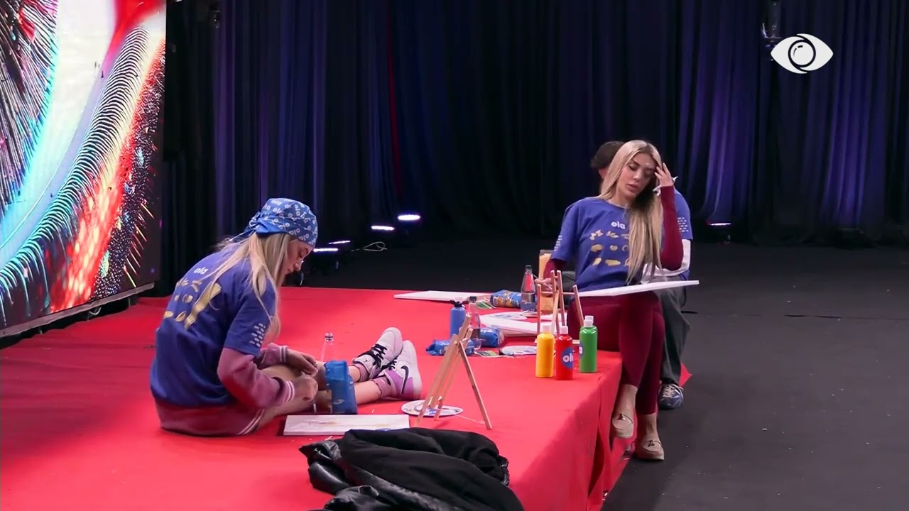 Brikena pikturon teksa përdor pastat Ola