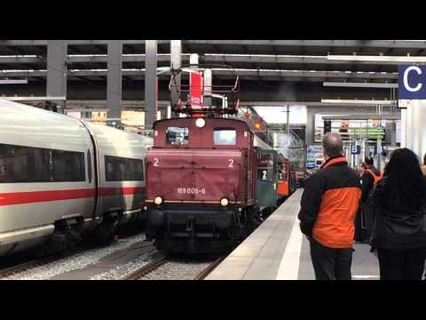 Ausfahrt mit Pfiff: E69 005 und Dampflok 70 083 in München Hbf