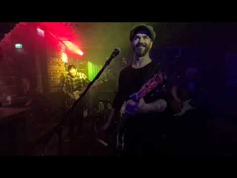 Levoton tuhkimo -Kakkupojat