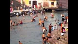 preview picture of video 'Peoples taking Holly Bath at Har ki Pairi, Haridwar'