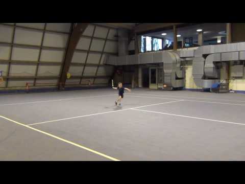 Nicolas  5 ans joue tennis