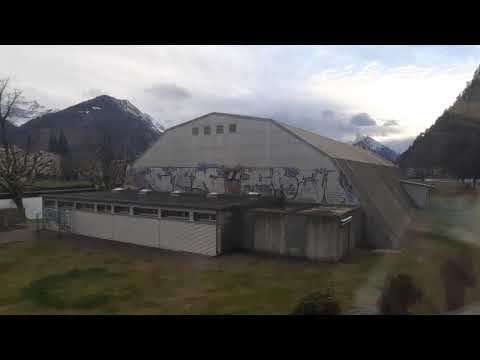 Interlaken Ost - West BE / Zug Mitfahrt zwischen Interlaken Ost - West Fenster Perspektive mit Ansag