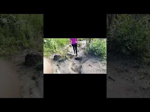 Trilha na cachoeira do escorrega em Valparaíso de Goiás Brasil 🌞