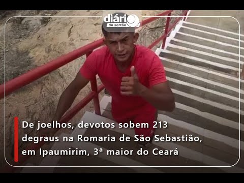 De joelhos, devotos sobem 213 degraus na Romaria de São Sebastião, em Ipaumirim, 3ª maior do Ceará