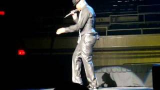 Ne-Yo performing Lie to Me live in Hawaii . . . from the 4th row, dead center!