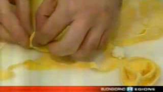 preview picture of video 'Le ricette de La Ginestra-Tortelli ai gamberi al profumo di limone'