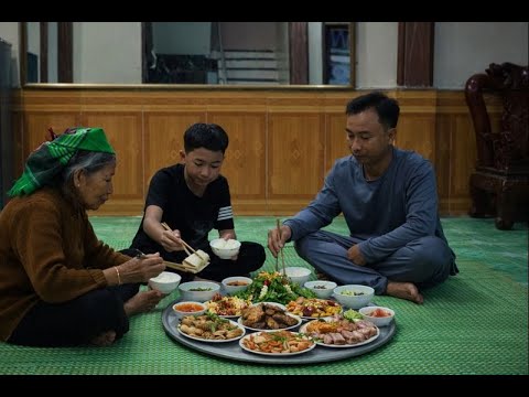 Uncle Chúc cleaned the house in preparation for the New Year and cooked a lavish meal for the family