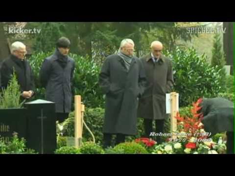 Robert Enke (†32) Gedenken am ersten Todestag (10.11.2010)