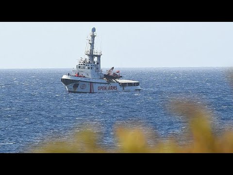 سفينة لإنقاذ 147 مهاجراً تعلق في المياه الإيطالية وسط خلافات وزراء روما…
