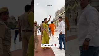 Download lagu Shilpa Shetty in Vrindavan 🙏❤️ कृष्ण भक्ति में झूमीं, किए बांके बिहारी जी के दर्शन #Shorts mp3