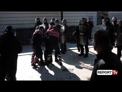 Identifikohet dhe shpallet në kërkim personi qe hodhi kapsollën e cila i shpërtheu në dorë policises