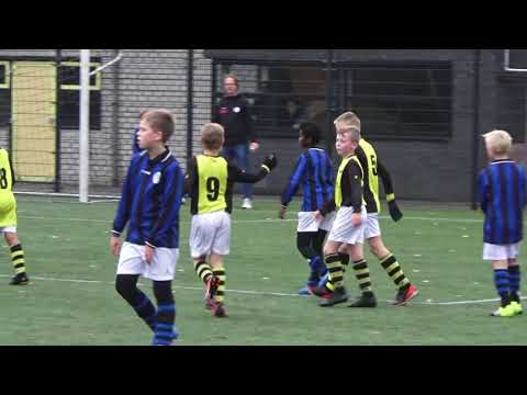 JO11-1 vvSchoten-RCH voetballen in Haarlem noord tegen elkaar