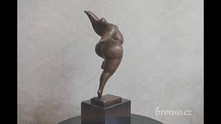 Tlustá tanečnice – akrobatka – bronzová socha