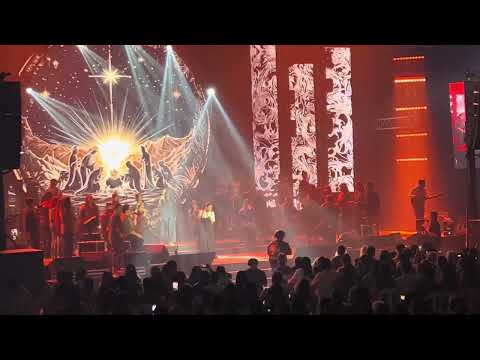 Morissette singing “What Child Is This?” Favor Christmas Special 2025