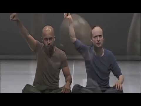 zero degrees [μηδέν βαθμοί] (2005), χορογραφία και ερμηνεία Akram Khan [Άκραμ Καν] και Sidi Larbi Cherkaoui [Σίντι Λαρμπί Σερκαουί], μουσική Nitin Sawhney [Νιτίν Σόνεϊ], γλυπτά Antony Gormley [Άντονυ Γκόρμλεϋ]. Ο Βρετανός βεγγαλικής καταγωγής Khan και ο Μαροκινός-Φλαμανδός Cherkaoui συνθέτουν τον ινδικό κλασσικό χορό κάθακ με τη σύγχρονη κίνηση, σε ντουέτο για τα σύνορα και το κατώφλι ζωής και θανάτου: υποδειγματική περίπτωση διαπολιτισμικότητας στον σύγχρονο χορό.