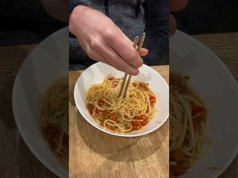 How to use chopsticks to pickup spaghetti #tips #tricks #food