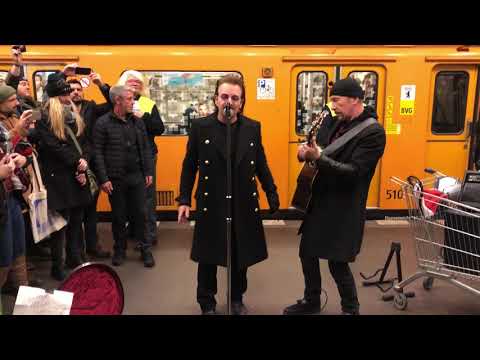 Bono, solistul trupei U2, concert surpriză &icirc;ntr-o staţie de metrou din Berlin. Momentul &icirc;n care călătorii &icirc;şi dau seama de ce &icirc;nt&acirc;mplă &icirc;n jurul lor, genial!