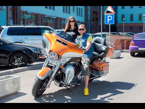 Оскар Кучера ездит на мотоцикле Harley-Davidson Electra Glide