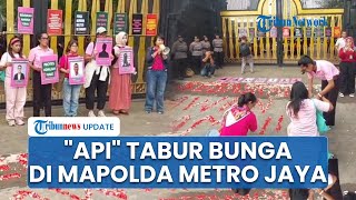 Massa API Gelar Tabur Bunga di Markas Mapolda Metro Jaya, Tuntut Pelepasan Delpedro dan Rekan-rekan