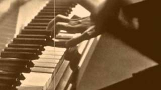 Barbara : Femme-piano-lunettes en parole