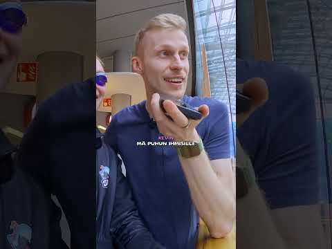 Kevin myy kumiankkoja kauppakeskuksessa