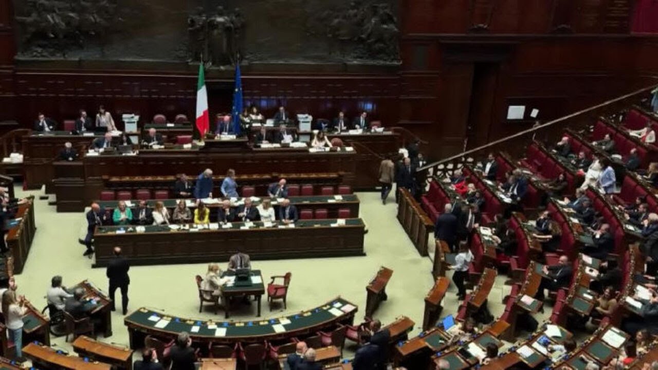 Meloni manda baci verso i banchi del Centrodestra al termine del suo intervento al Senato