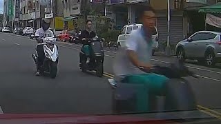 一隻翹牌猴、一隻無牌猴、一隻遮牌猴