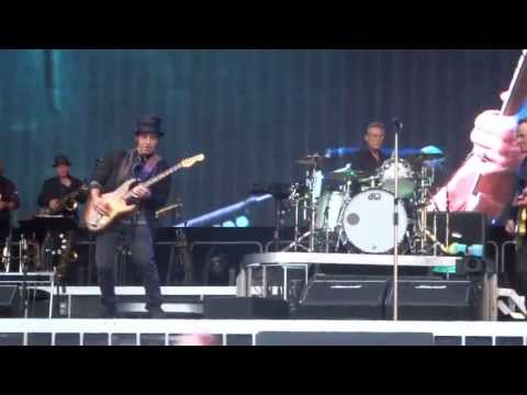 Cover Me (Nils Lofgren solo) - Bruce Springsteen & The E Street Band (Stade de France - Paris)
