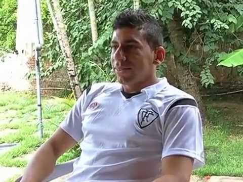 Comemoração de gol faz atacante do Corumbaense parar no hospital