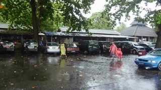 preview picture of video '[Gembiraloka] Suasana Parkiran Gembira Loka Jogjakarta saat hujan'