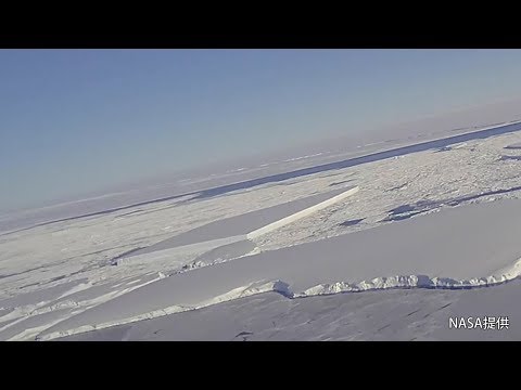 巨大な氷山が南極沖に浮かんでいる