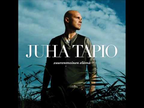 Muistomerkin luona - Juha Tapio