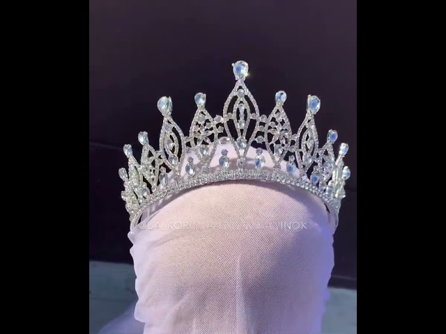 Vídeo relacionado con Crown Hair Jewelry Royal King Diadem - Tiaras grandes de metal para disfraz de Halloween, color dorado