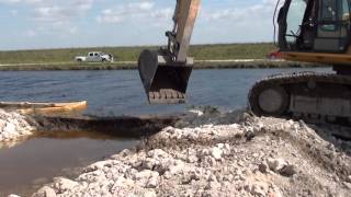 preview picture of video 'Tamiami Trail Restoration Project-Everglades National Park-SR90 Break-Through May 15, 2013'
