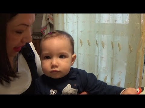Protezione di pelle di faccia contro posti di pigmentary La decolorazione alla panna e la crema da pigmentary notano su