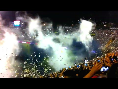 "ALIANZA LIMA vs. universitario 1-1 - recibimiento al equipo 01/04/2016" Barra: Comando SVR • Club: Alianza Lima • País: Peru