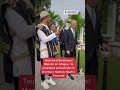 Emmanuel Macron accueilli par le chanteur Yannick Noah à Yaoundé