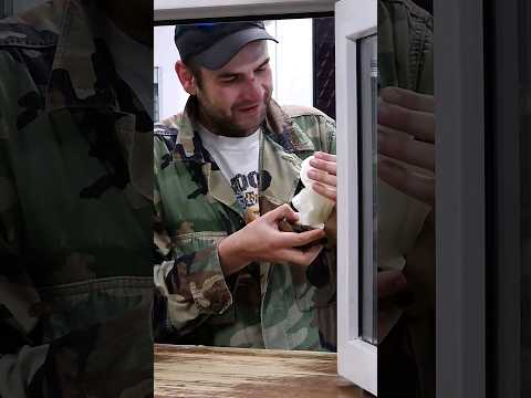 Popiersie Krzysztofa Kononowicza.