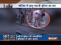 Aaj Ka Viral: Truth behind policemen cleaning a mosque