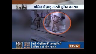 Aaj Ka Viral: Truth behind policemen cleaning a mosque