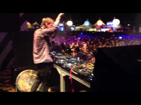 ZoukOut 2011 - Avicii - Seek Bromance