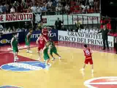 Lottomatica Virtus Roma-Montepaschi Siena Finale Gara4 - Stoppata di Ksistof Lavrinovic